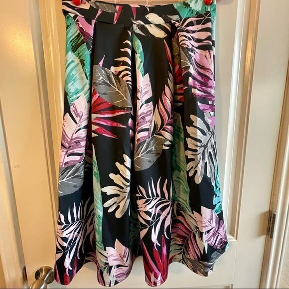Boohoo Black Floral Full Midi Skater Skirt; SZ 10; Excellent used condition - Picture 5 of 7